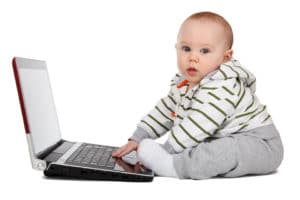le bébé devant un écran d'ordinateur